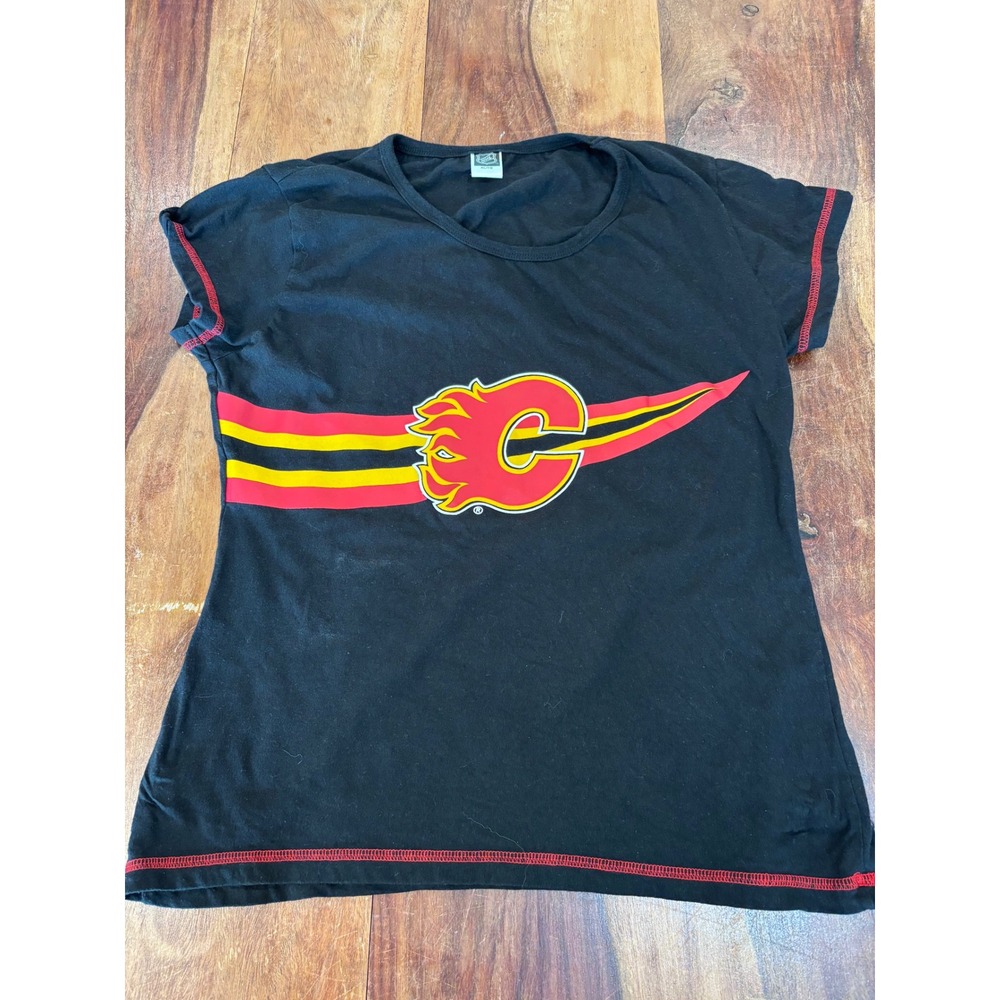 NHL calgary flames t-shirt women XL black graphic logo red contrast stitch